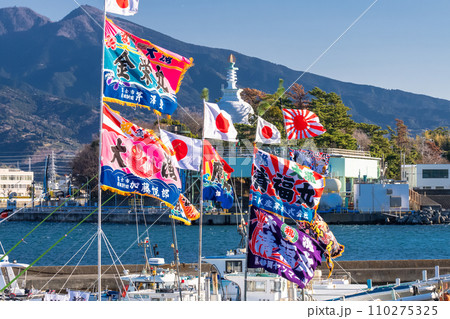 《静岡県》大漁旗を掲げる漁船・新年を迎える田子の浦港 110275325