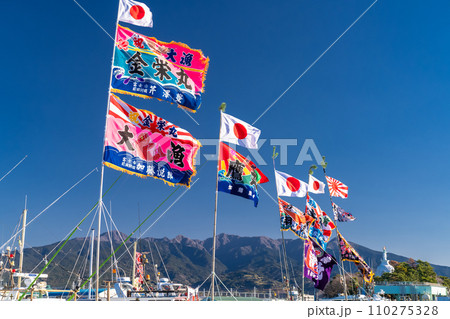 《静岡県》大漁旗を掲げる漁船・新年を迎える田子の浦港 《静岡県》大漁旗を掲げる漁船・新年を迎える田子の浦港 110275328