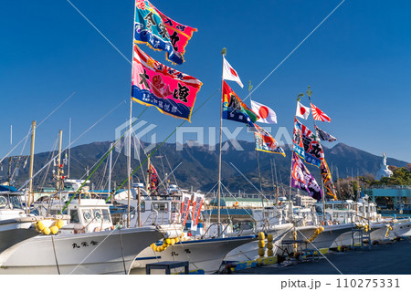 《静岡県》大漁旗を掲げる漁船・新年を迎える田子の浦港 110275331