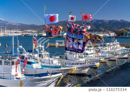 《静岡県》大漁旗を掲げる漁船・新年を迎える田子の浦港 《静岡県》大漁旗を掲げる漁船・新年を迎える田子の浦港 110275334