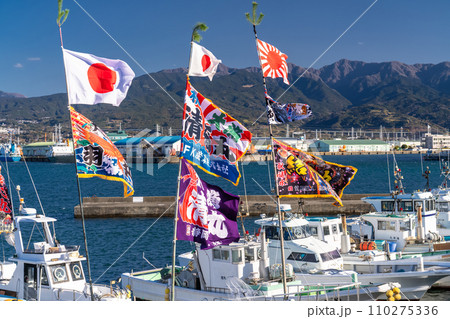 《静岡県》大漁旗を掲げる漁船・新年を迎える田子の浦港 110275336