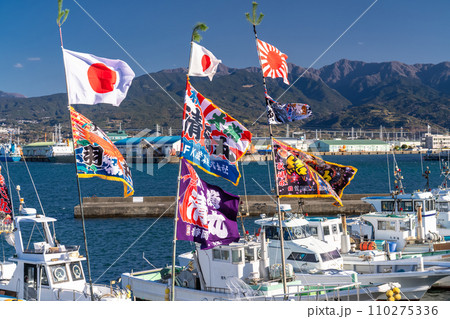 《静岡県》大漁旗を掲げる漁船・新年を迎える田子の浦港 110275336