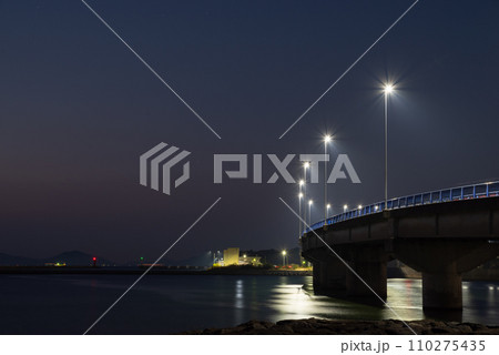 夜明け前の海と橋 夜明け前の海と橋 110275435