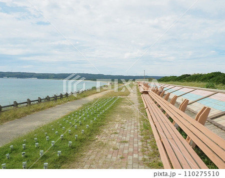 石川県　能登半島「道の駅とぎ海街道」世界一長いベンチ　 110275510