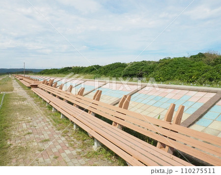 石川県　能登半島「道の駅とぎ海街道」世界一長いベンチ　 110275511