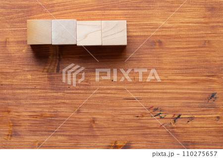 空白の木製ブロック 110275657