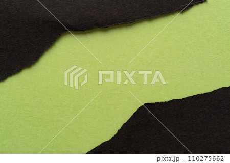 破れた黒色の紙に緑背景 110275662