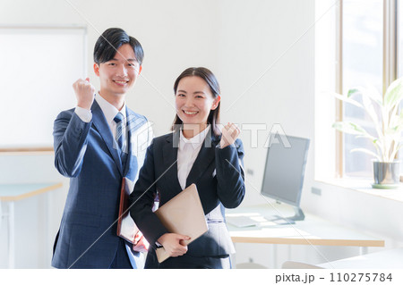 ガッツポーズするビジネスパーソン 110275784