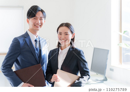 笑顔のビジネスパーソン 笑顔のビジネスパーソン 110275789