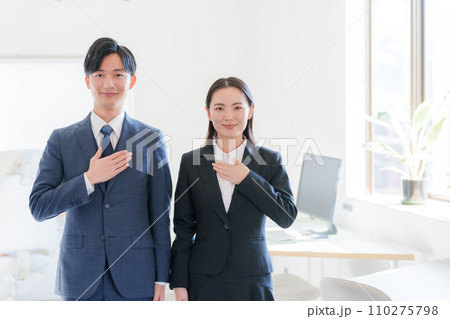 胸に手を当てる新人ビジネスパーソン 110275798