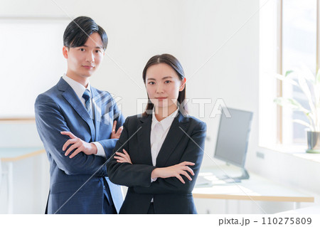 笑顔の新人ビジネスパーソン 笑顔の新人ビジネスパーソン 110275809