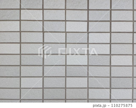 灰色のタイル張りの壁 110275875