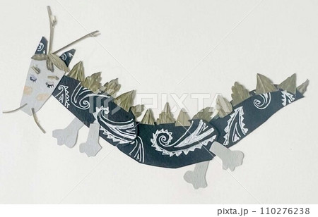 空を飛ぶスタイリッシュな龍押し花コラージュ 空を飛ぶスタイリッシュな龍押し花コラージュ 110276238