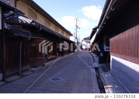 大阪府河内長野市の高野街道沿いの古い街並み 110276338