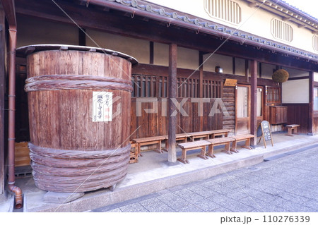 大阪府河内長野市の高野街道沿いの古い街並み 110276339