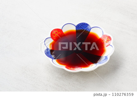 お醤油を入れた小皿 110276359