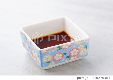 お醤油を入れた小皿 110276361