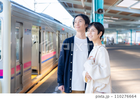 電車で旅行に出かける若いカップル　撮影協力「京王電鉄株式会社」 110276664