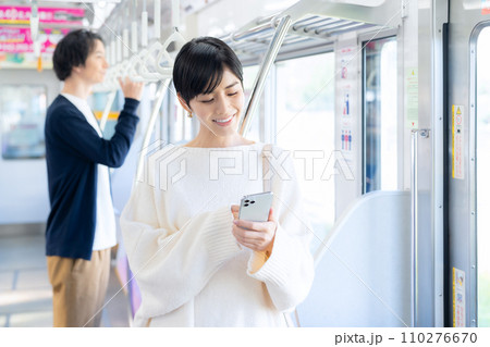 電車でスマホを見る若い女性　撮影協力「京王電鉄株式会社」 110276670