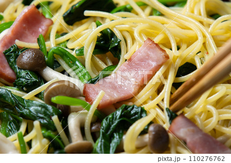 ほうれん草とベーコンときのこのパスタ、調理シーン。 ほうれん草とベーコンときのこのパスタ、調理シーン。 110276762