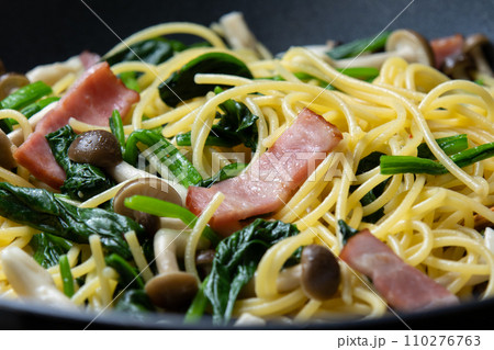 ほうれん草とベーコンときのこのパスタ、調理シーン。 110276763