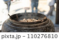 日本の神社の香炉 110276810