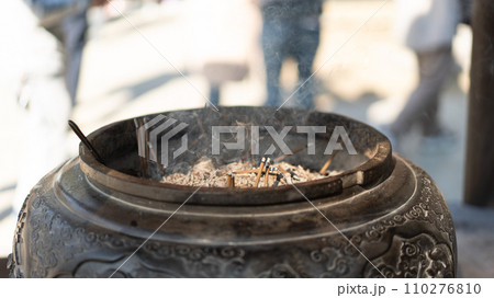 日本の神社の香炉 110276810