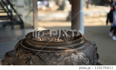 日本の神社の香炉 日本の神社の香炉 110276811