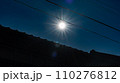 屋根と電線の隙間から見える太陽光 110276812