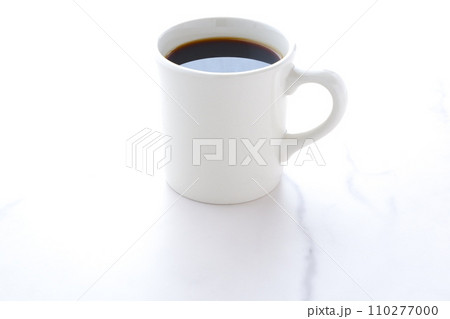 お気に入りのマグカップに淹れたてのコーヒーを入れた朝の風景 110277000
