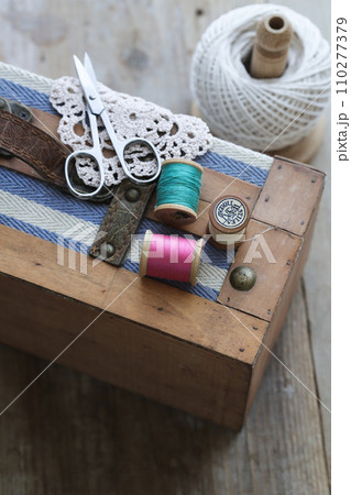 カラフルな糸巻 110277379