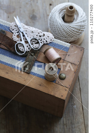 カラフルな糸巻 110277400