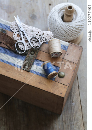 カラフルな糸巻 110277403