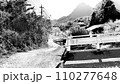 山間部の集落内の坂道 110277648