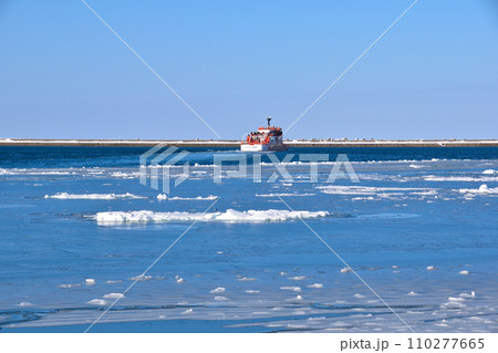 流氷　観光船　紋別港 110277665