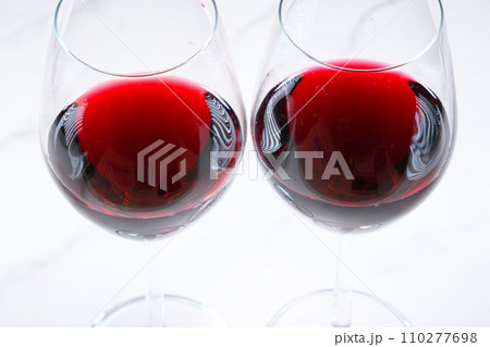 赤ワインが注がれたふたつのワイングラス 110277698