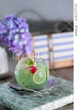 メロンソーダのアイスクリームフロート 110277725