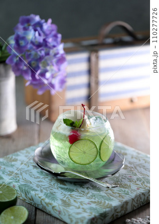 メロンソーダのアイスクリームフロート 110277726