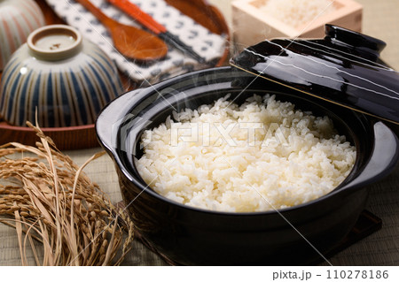 土鍋で炊いた湯気の立つ炊き立てあつあつの御飯 110278186