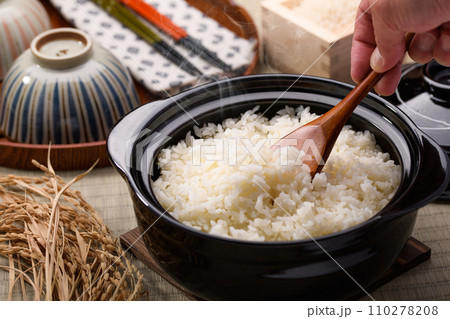 土鍋で炊いた湯気の立つ炊き立てあつあつの御飯 土鍋で炊いた湯気の立つ炊き立てあつあつの御飯 110278208