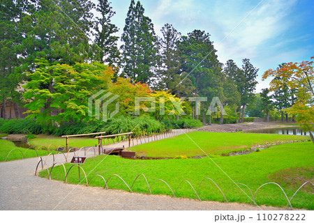 東北・平泉・毛越寺浄土庭園・平安時代を感じながら歩ける順路、遣水を渡る橋・岩手県平泉町(4) 東北・平泉・毛越寺浄土庭園・平安時代を感じながら歩ける順路、遣水を渡る橋・岩手県平泉町(4) 110278222