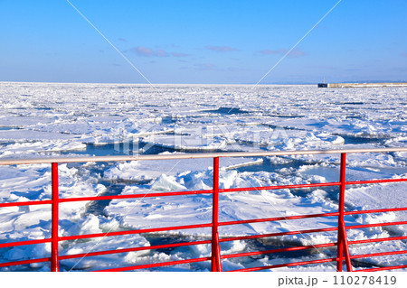 流氷 観光船 紋別沖 流氷 観光船 紋別沖 110278419
