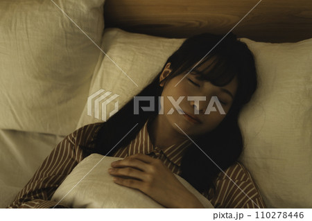 ベッドで熟睡する女性 110278446