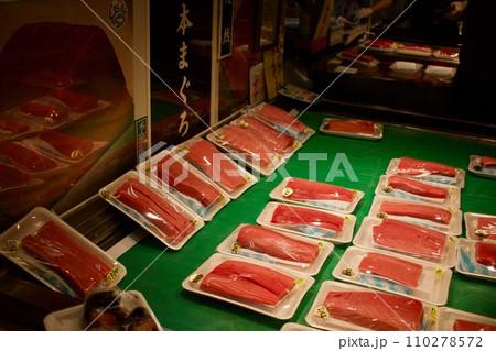 塩釜仲卸市場に並ぶ美味しい本鮪 110278572
