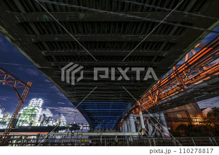 古びた高架下から見る工場夜景【神奈川県・川崎市】 古びた高架下から見る工場夜景【神奈川県・川崎市】 110278817