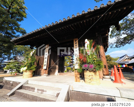 四国八十八ヶ所霊場・第70番札所・本山寺の仁王門【香川県三豊市豊中町】2 四国八十八ヶ所霊場・第70番札所・本山寺の仁王門【香川県三豊市豊中町】2 110279120