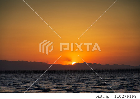 美しい夕焼け空を背景に有明海の海苔養殖コラボレーション　パノラマ風景(福岡県大牟田市) 110279198