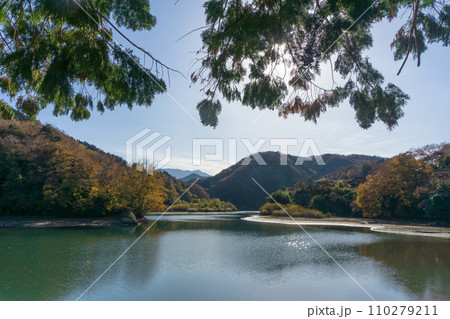 秋の秋山川の風景 110279211