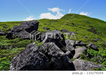 焼石岳頂上付近の焼石地帯登山道 焼石岳頂上付近の焼石地帯登山道 110279304
