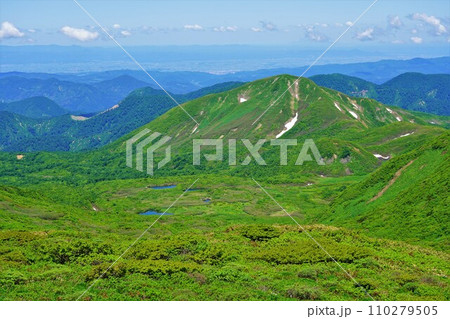 焼石岳9合目からの三界山・焼石沼・横手盆地 焼石岳9合目からの三界山・焼石沼・横手盆地 110279505